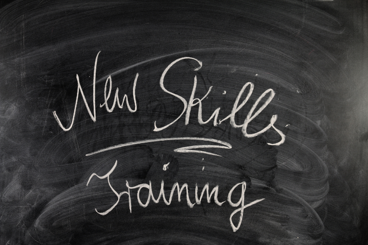 Szkolenia i kursy – napis na tablicy: New Skills Training
